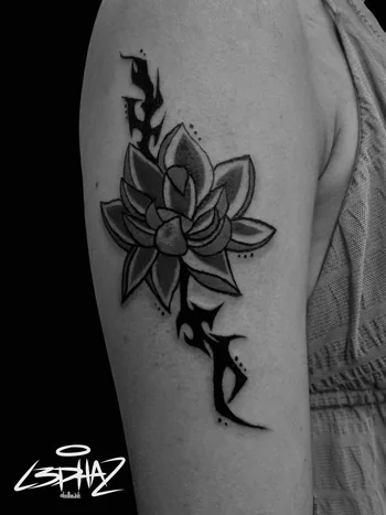 Tatuaje de flor blackwork con detalles neotribales en el brazo — Ledha, Garavatto
