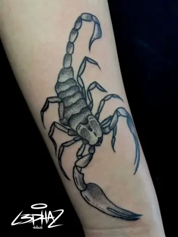 Ledha tatuadora blackwork y neotribal en Garavatto Bogotá