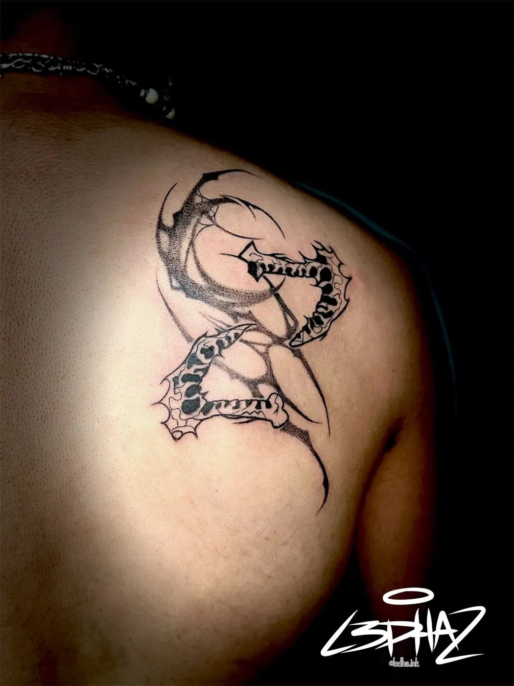 Tatuaje neotribal blackwork en hombro realizado por Ledha