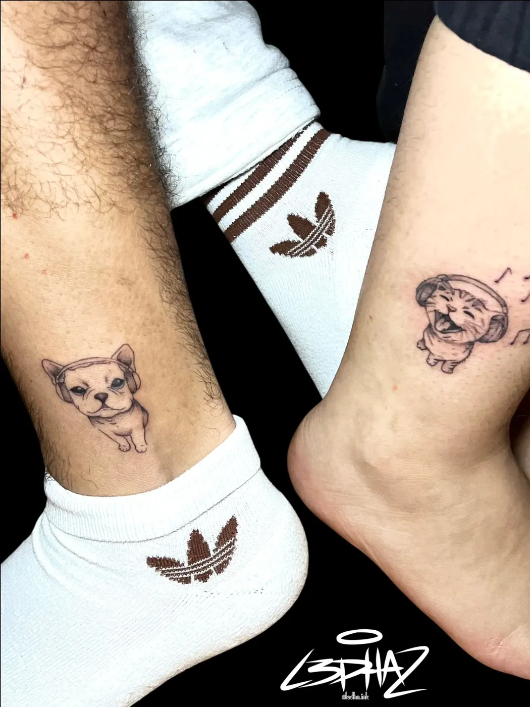 Tatuajes de pareja con perritos en blackwork realizados por Ledha