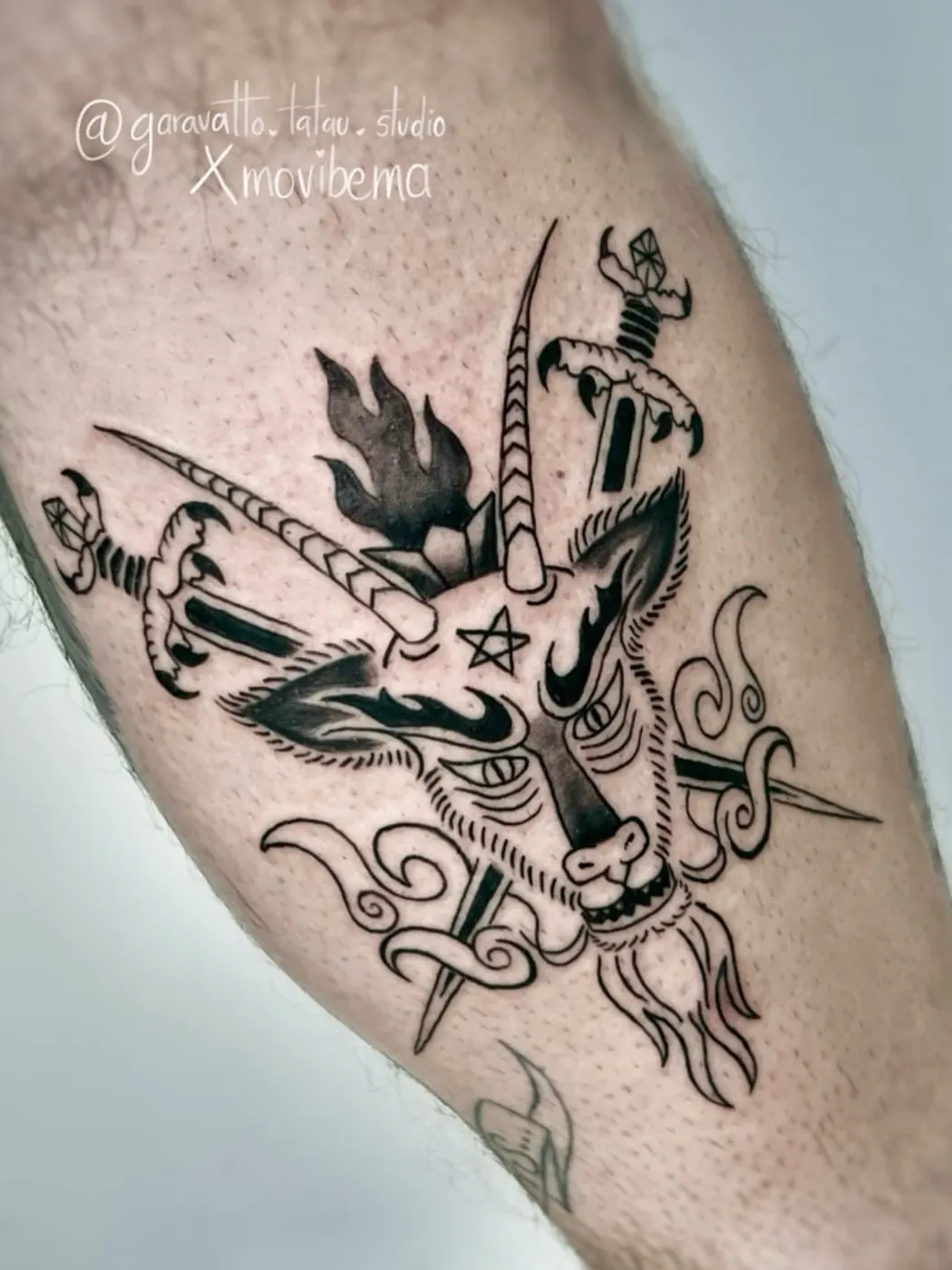 Tatuaje blackwork de cabra con cráneo realizado por Movibema en Garavatto Bogotá