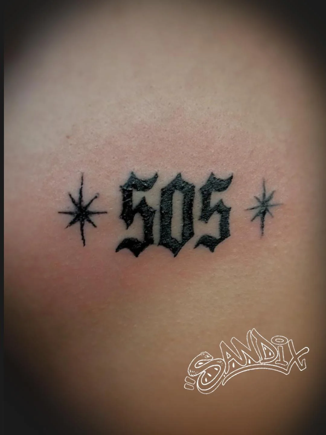 Tatuaje 505 en letras góticas — Sandix, Garavatto