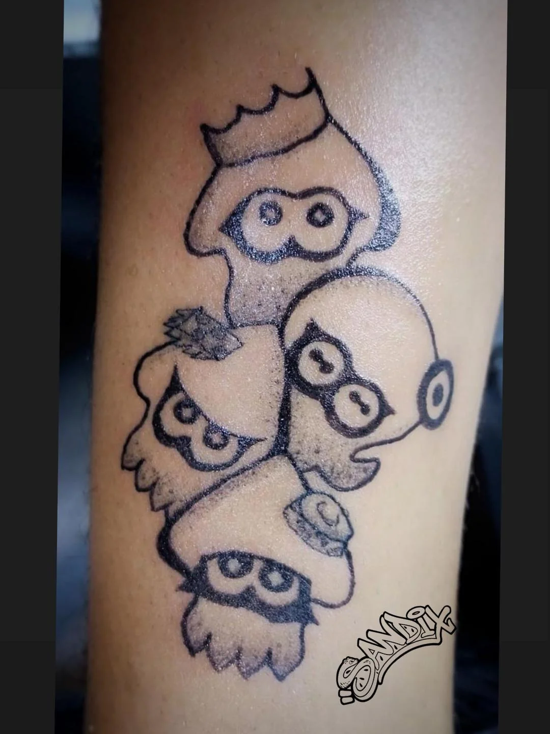 Tatuaje gamer de calamares en líneas — Sandix, Garavatto