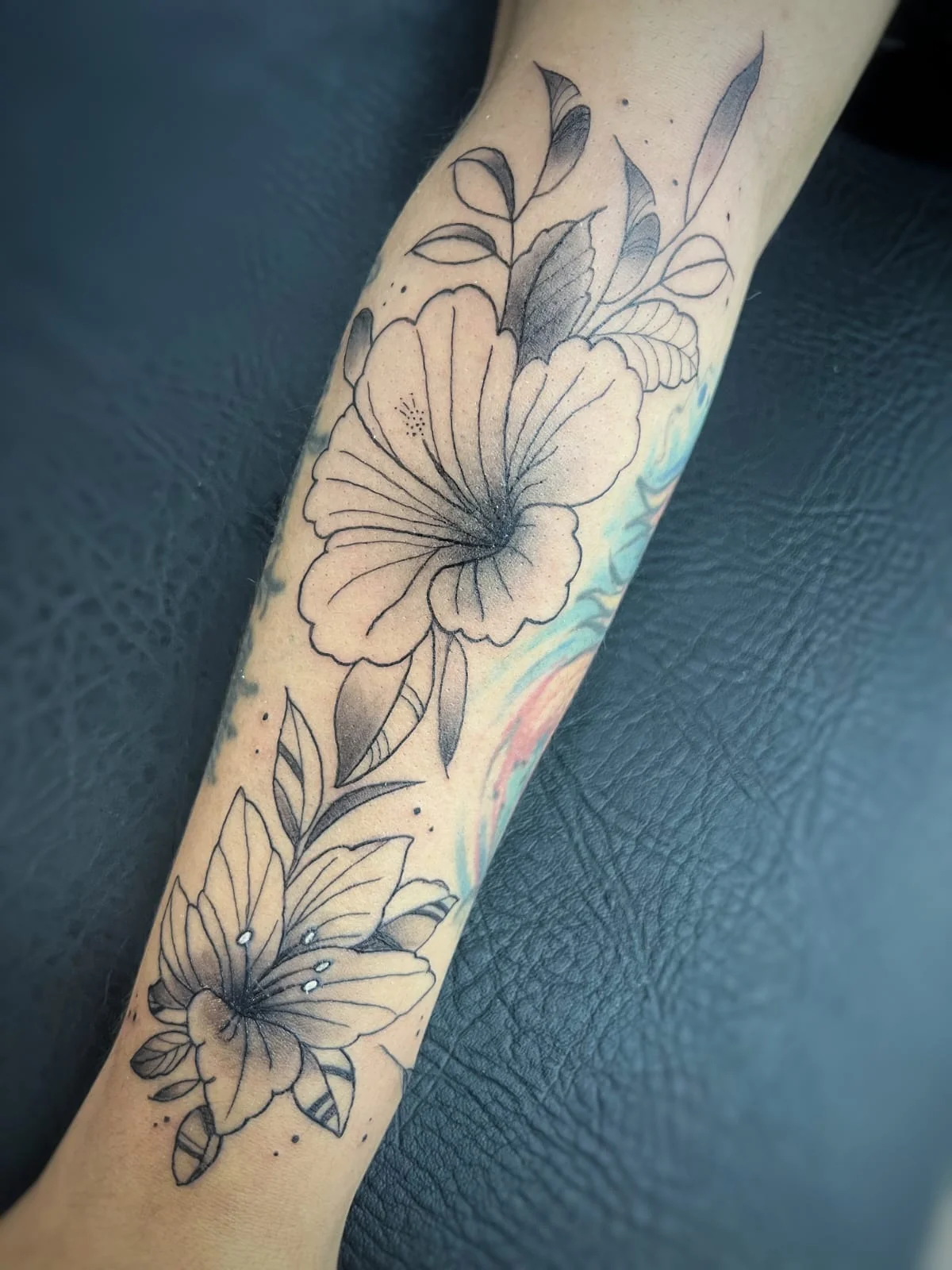 Tatuaje botánico de flores en el brazo — Sandix, Garavatto