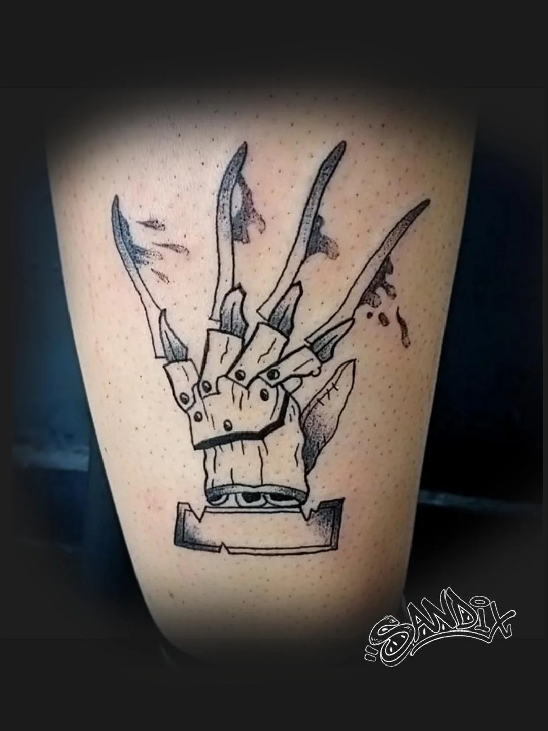 Tatuaje ilustrativo de guante con cuchillas — Sandix, Garavatto