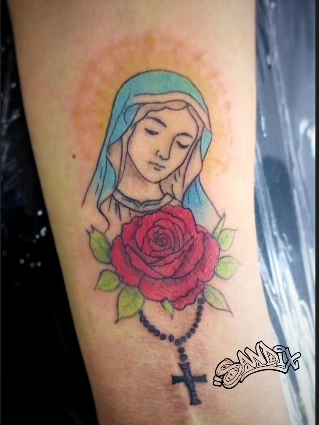 Tatuaje ilustrativo de Virgen con rosa a color — Sandix, Garavatto
