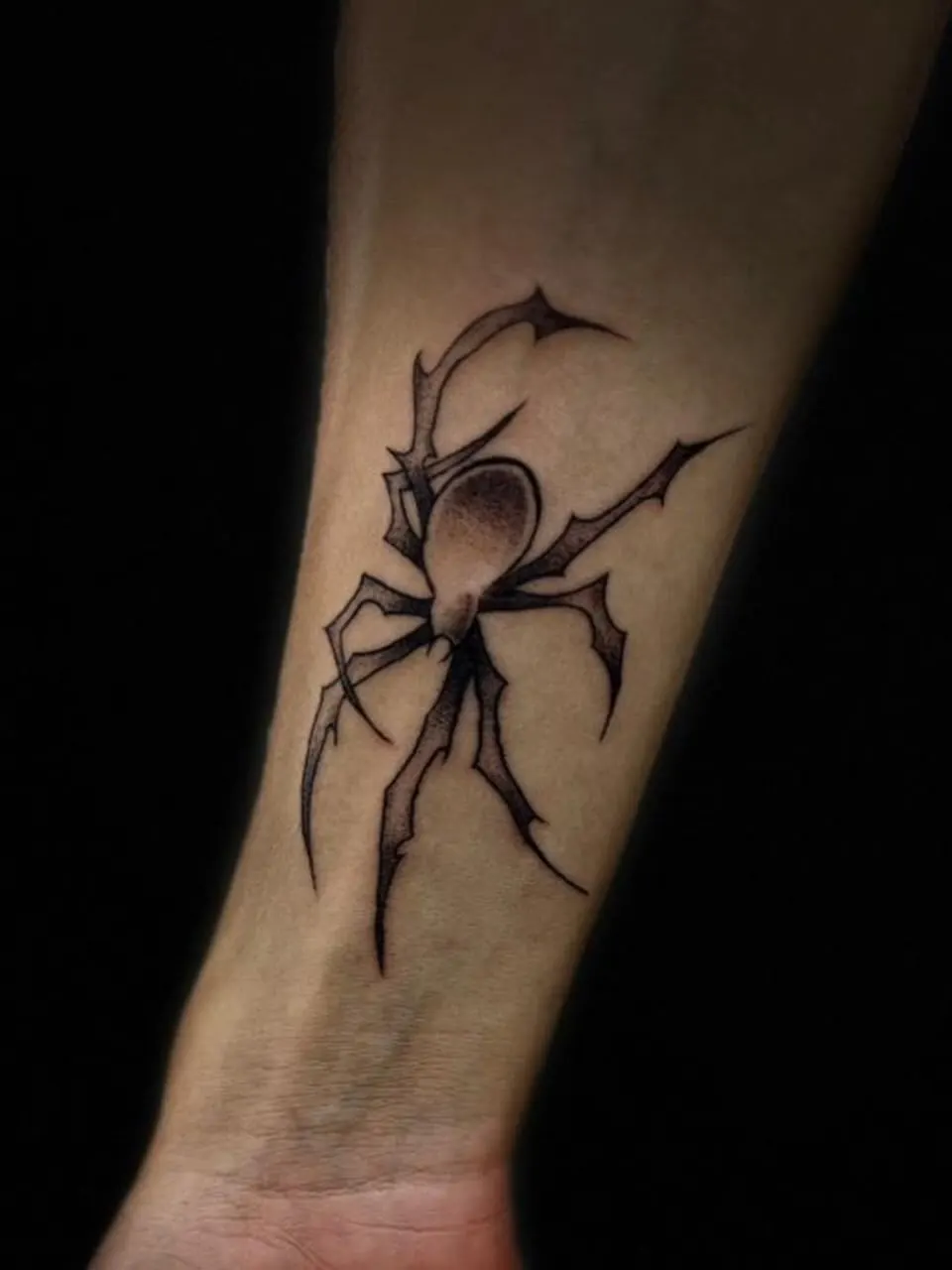 Tatuaje blackwork de arana en brazo realizado por Sowii
