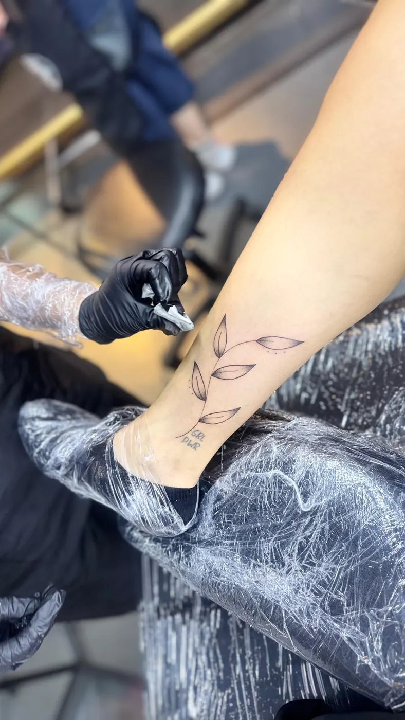 Tatuaje botanico de linea fina en tobillo realizado por Sowii en Bogota