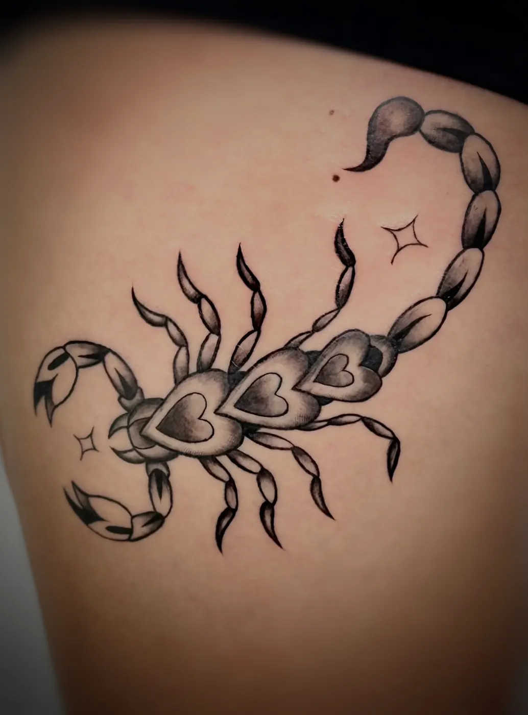 Tatuaje blackwork de escorpion con contrastes marcados por Sowii