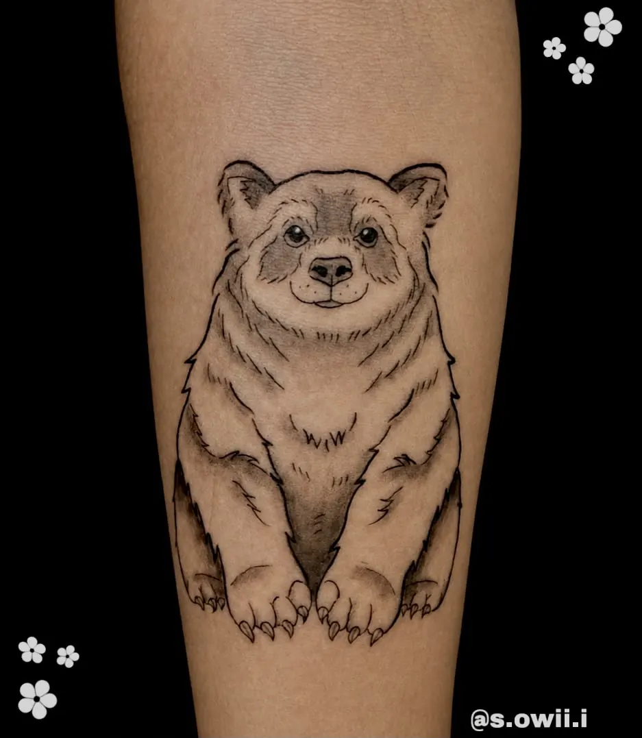 Tatuaje blackwork de oso con sombreado suave realizado por Sowii
